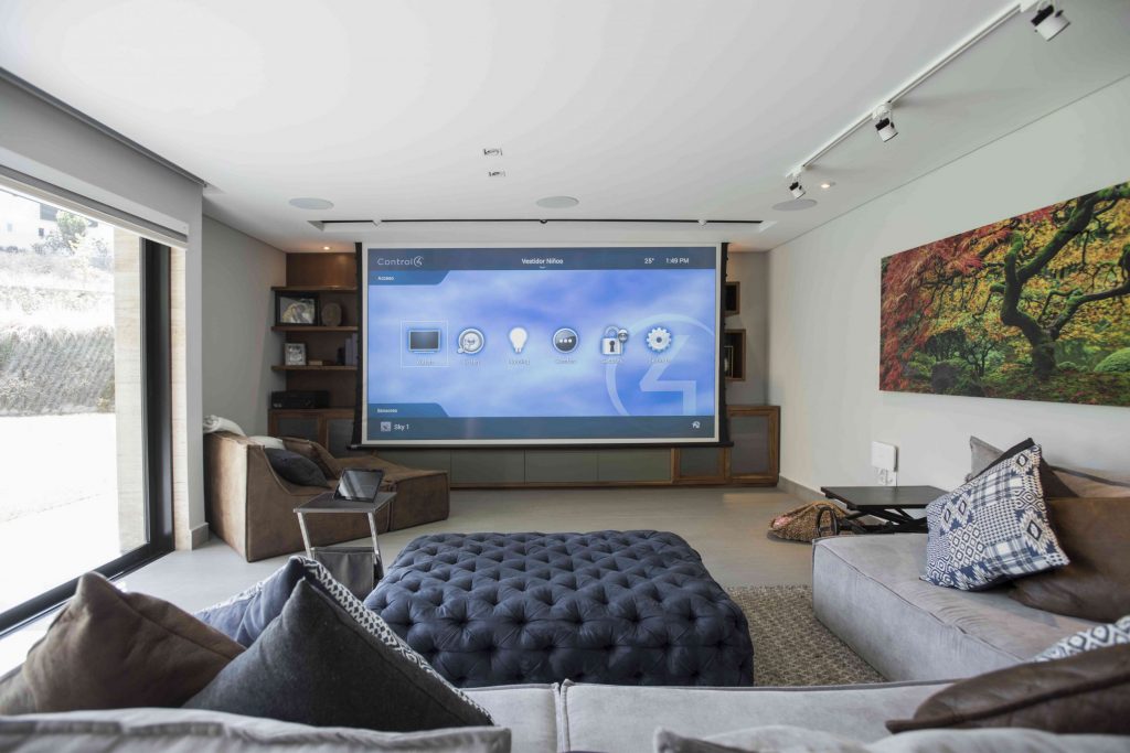 Sala de cinema em casa com projeção 4K integrada à Smart Home